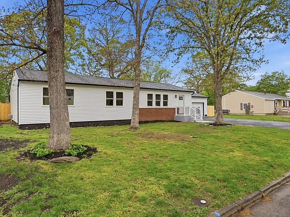3rd image of 20 Rushwood Dr