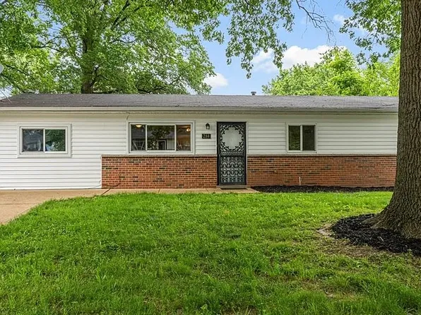 284 Ramsey Ln, Ballwin, MO 63021