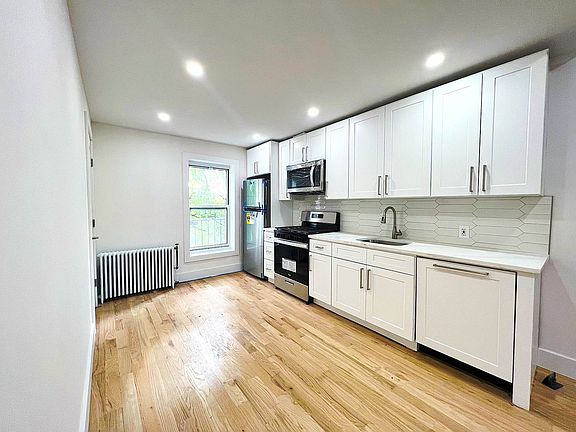 4th image of 628 1/2 President St Floor 4