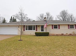 8024 S Verdev Dr, Oak Creek, WI 53154