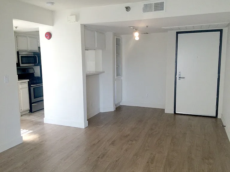 Midvale Towers — Photo 27