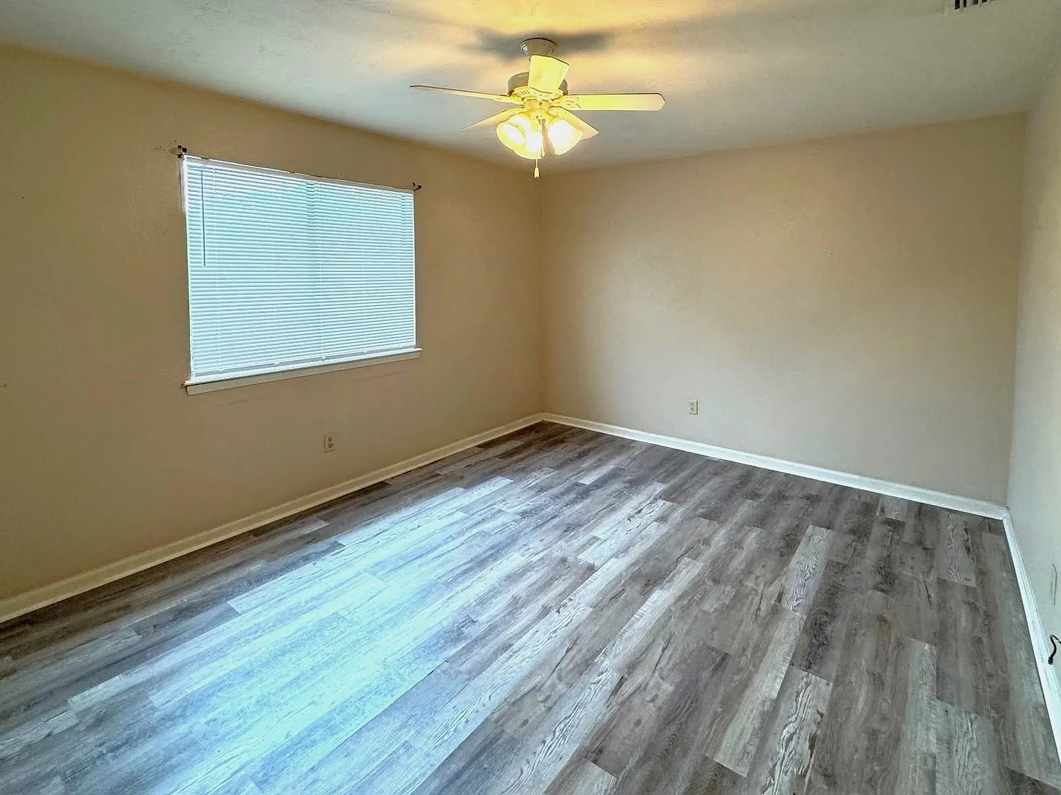2 bed, 1.0 bath, 896 sqft, $1,125 — Photo 2