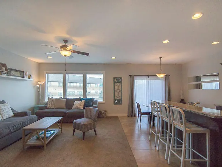229 E Bridgewater Ln — Photo 8