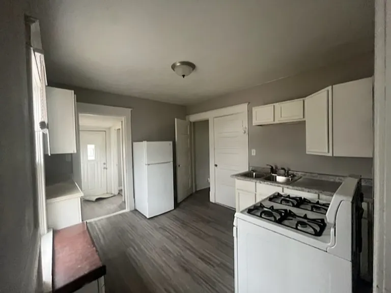 530 Warren St — Photo 6