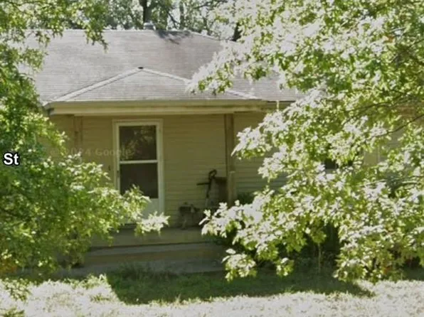 401 N 9th St, Louisburg, KS 66053