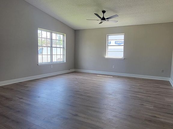 Large Livingroom with Vaulted Ceilings