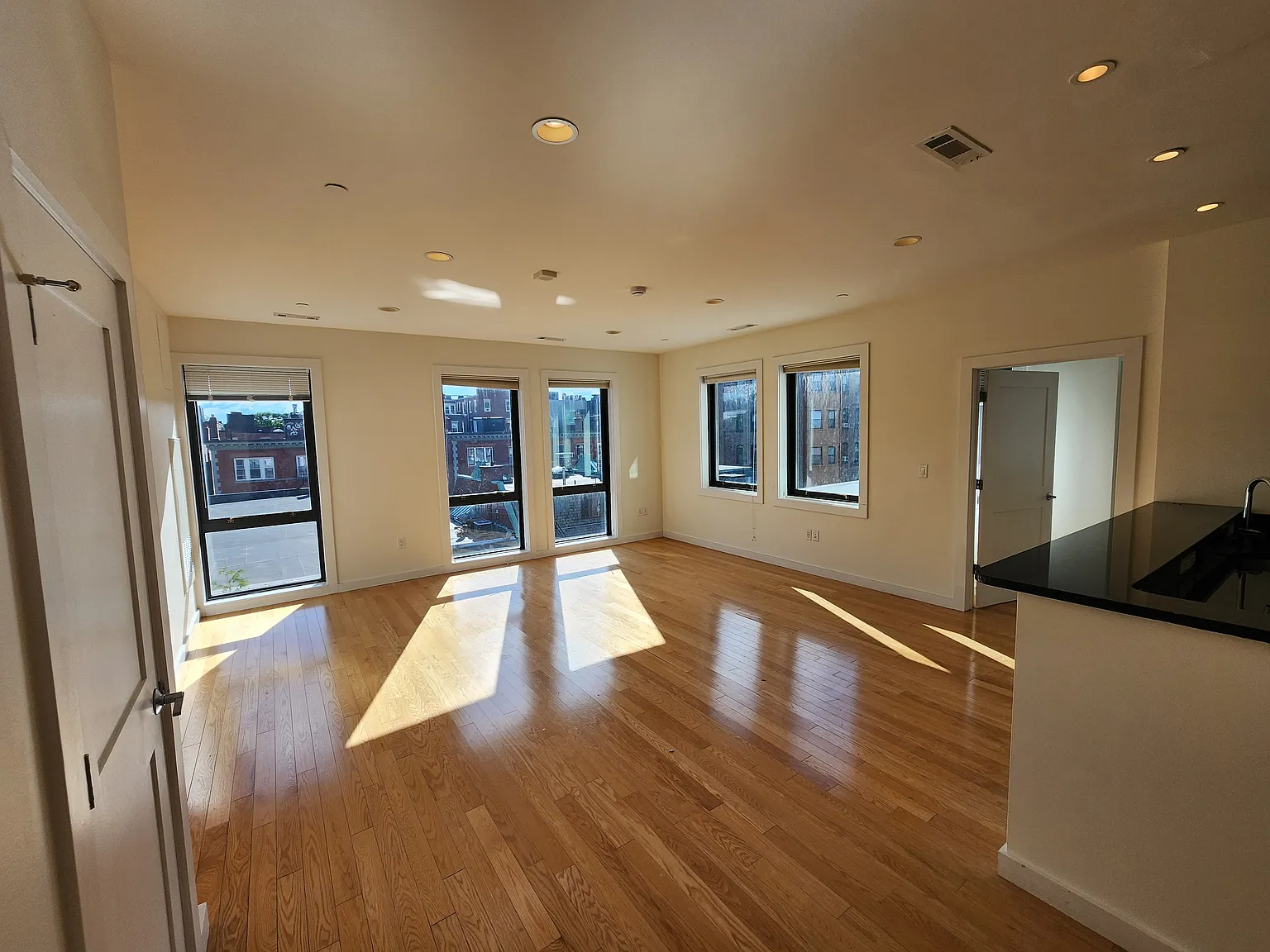 2 bed, 880 sqft, $4,125 — Photo 3