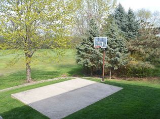 2075 Morningview Dr, Hoffman Estates, IL 60192