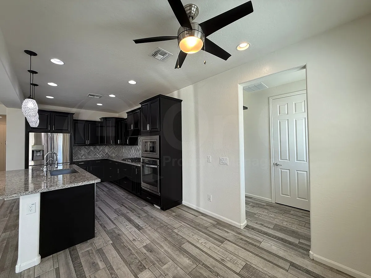 5 bed, 4.5 bath, 3252 sqft, $3,299 — Photo 4