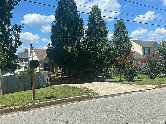 3rd image of 3668 Linecrest Rd