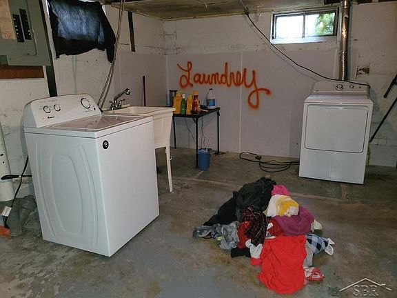 3rd image of 3419 Binscarth Ave