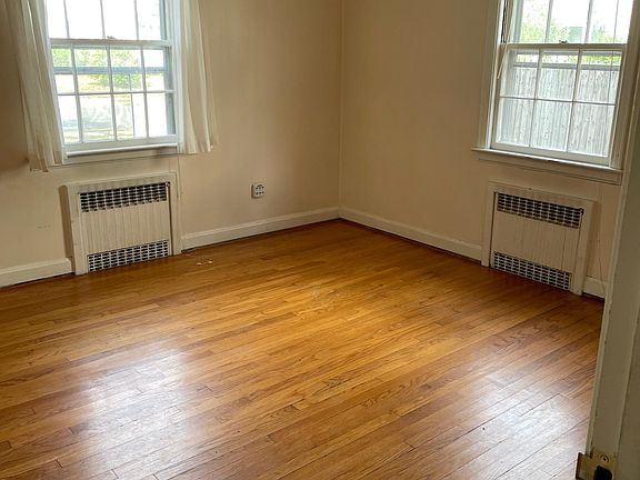 Larger bedroom, front of house for rent.