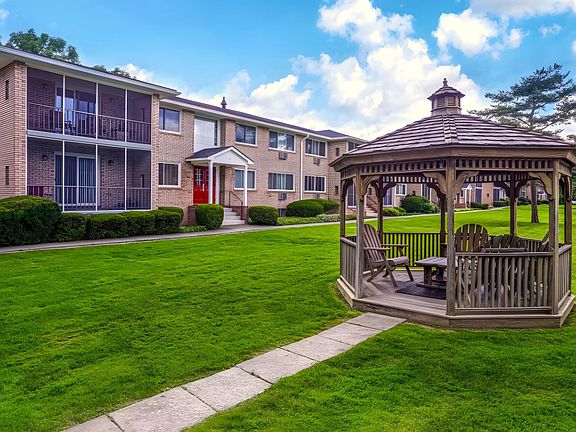 3rd image of 49 Clover Park Dr #101
