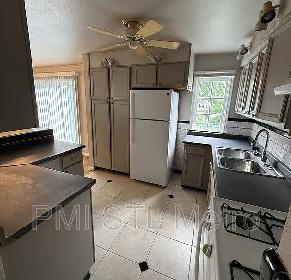 1230 Roxton Dr — Photo 6