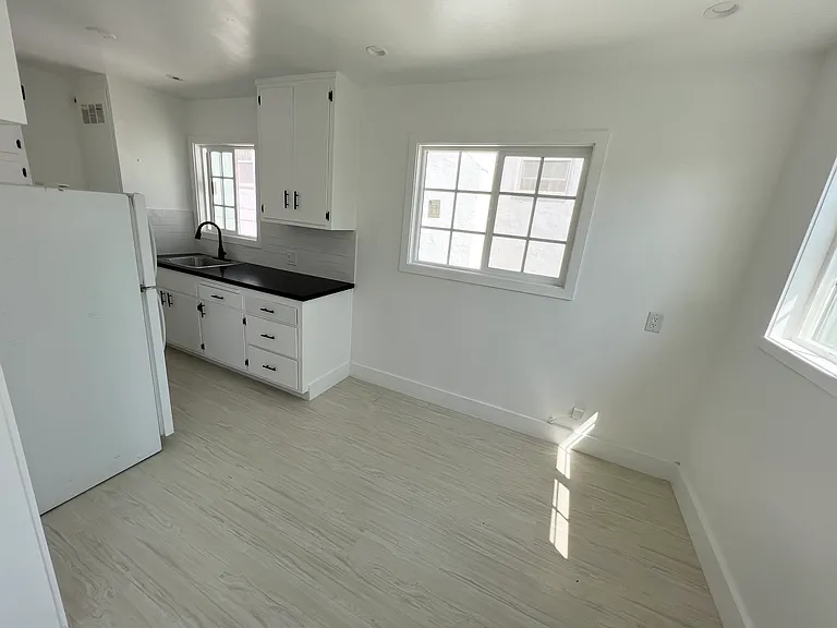 1313 S Cochran Ave — Photo 18