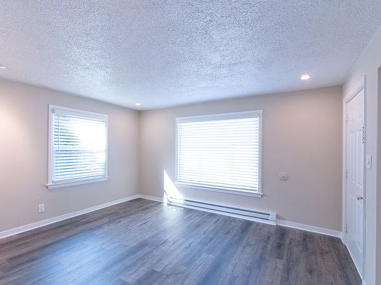 618 Martin Way — Photo 5