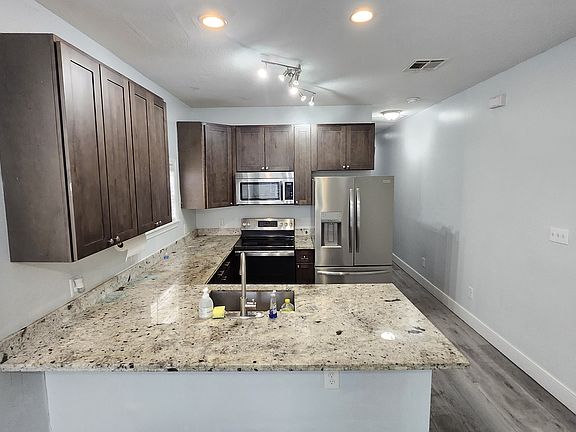 Kitchen w/ granite counter