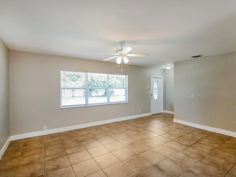 1810 De Soto Dr — Photo 5
