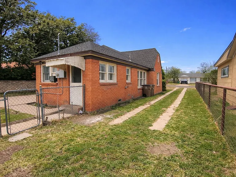 2425 Waco St — Photo 11