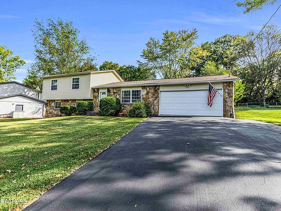 3rd image of 904 Danville Cir