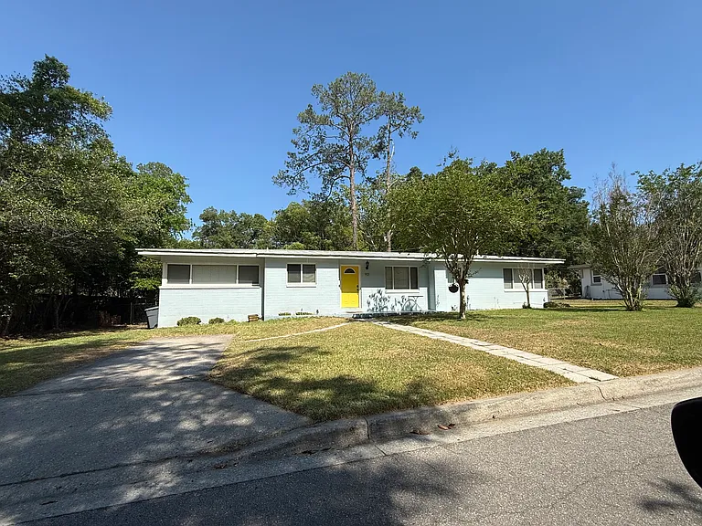 901 NW 20th Ter — Photo 1