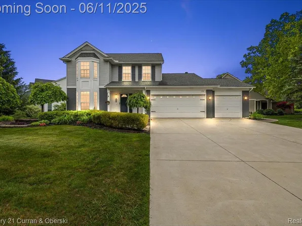 1134 Chestnut Ln, South Lyon, MI 48178