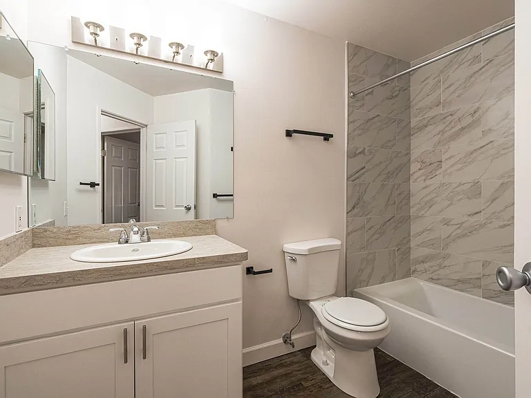 Creekside of Farmington Hills Apartments — Photo 38