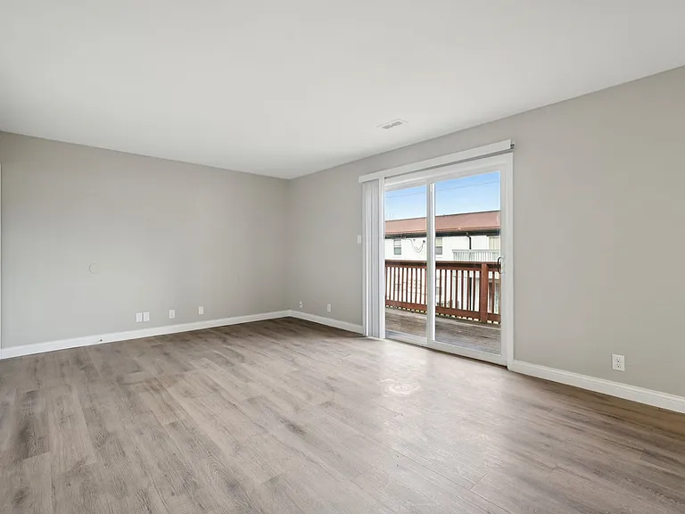 Charleston Square Apartments — Photo 13