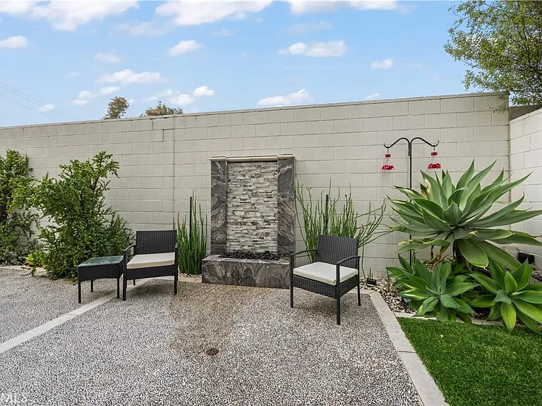 1068 Hampton Dr — Photo 45