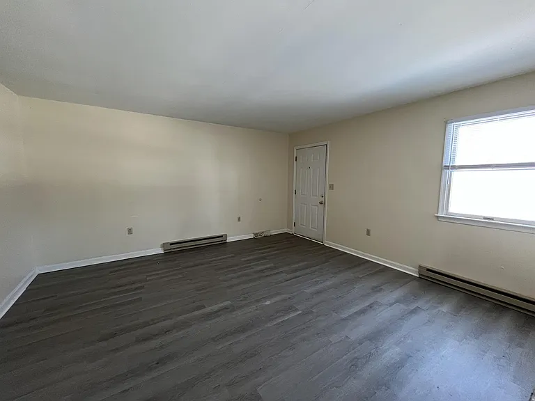 702 Thomas Ln — Photo 3