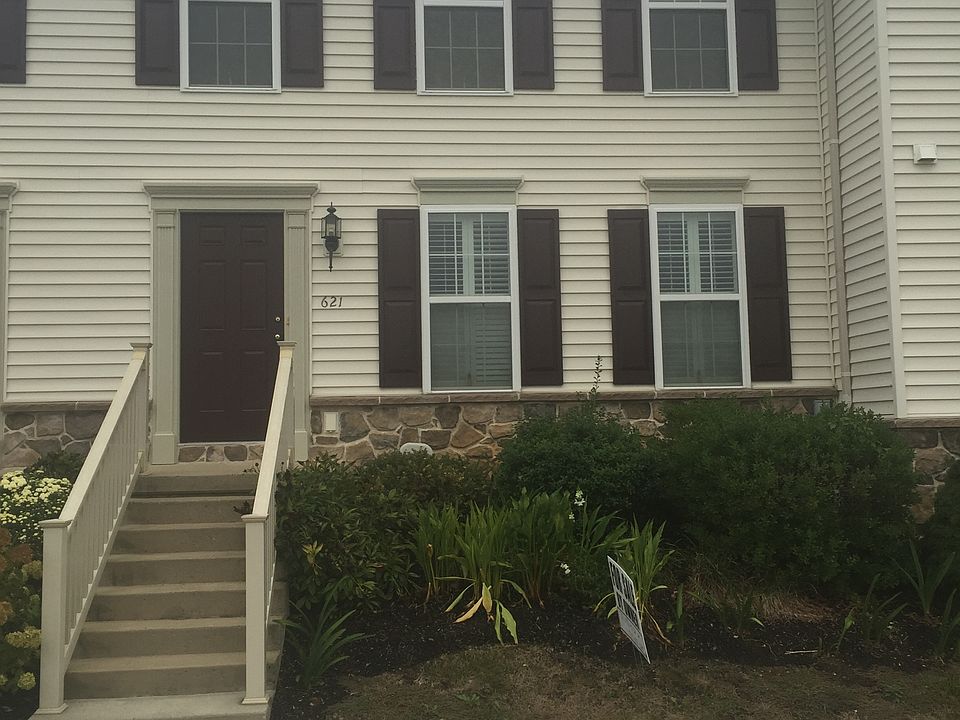 Front view from Creekside Ln