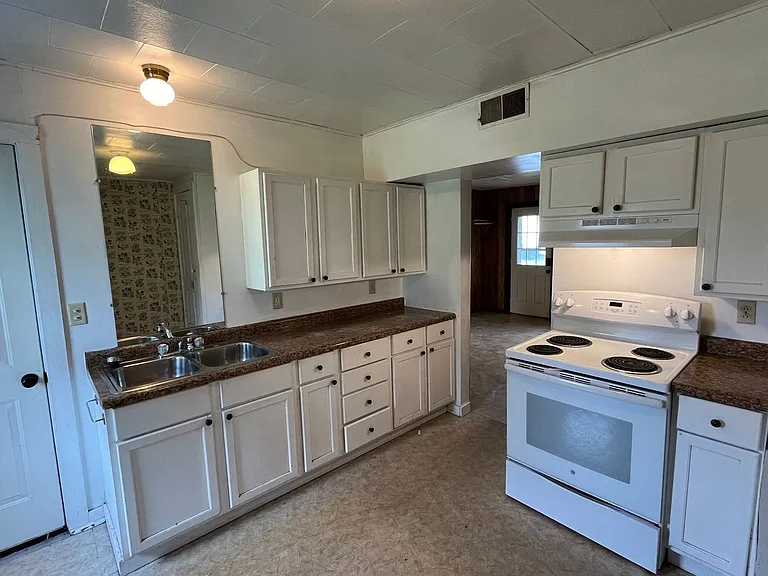 310 W Arnold St — Photo 1