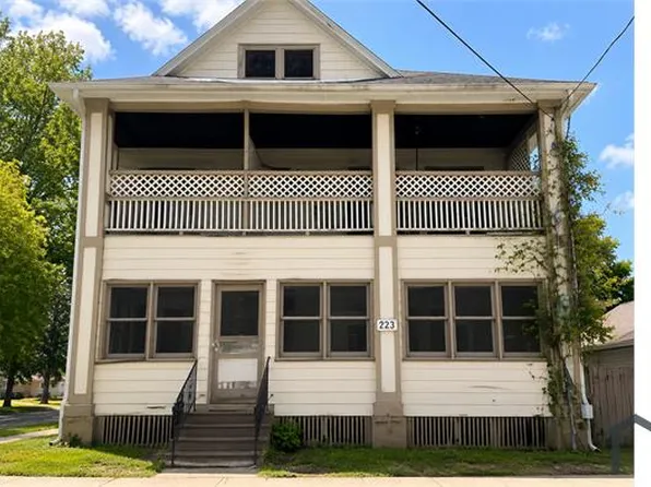 225 1/2 W Pleasant St, Freeport, IL
