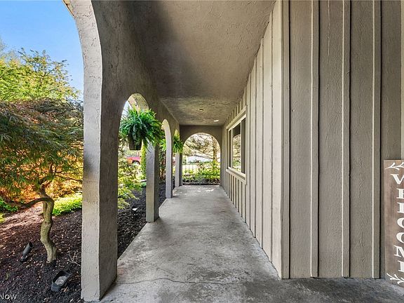 5th image of 620 Van Oaks Dr