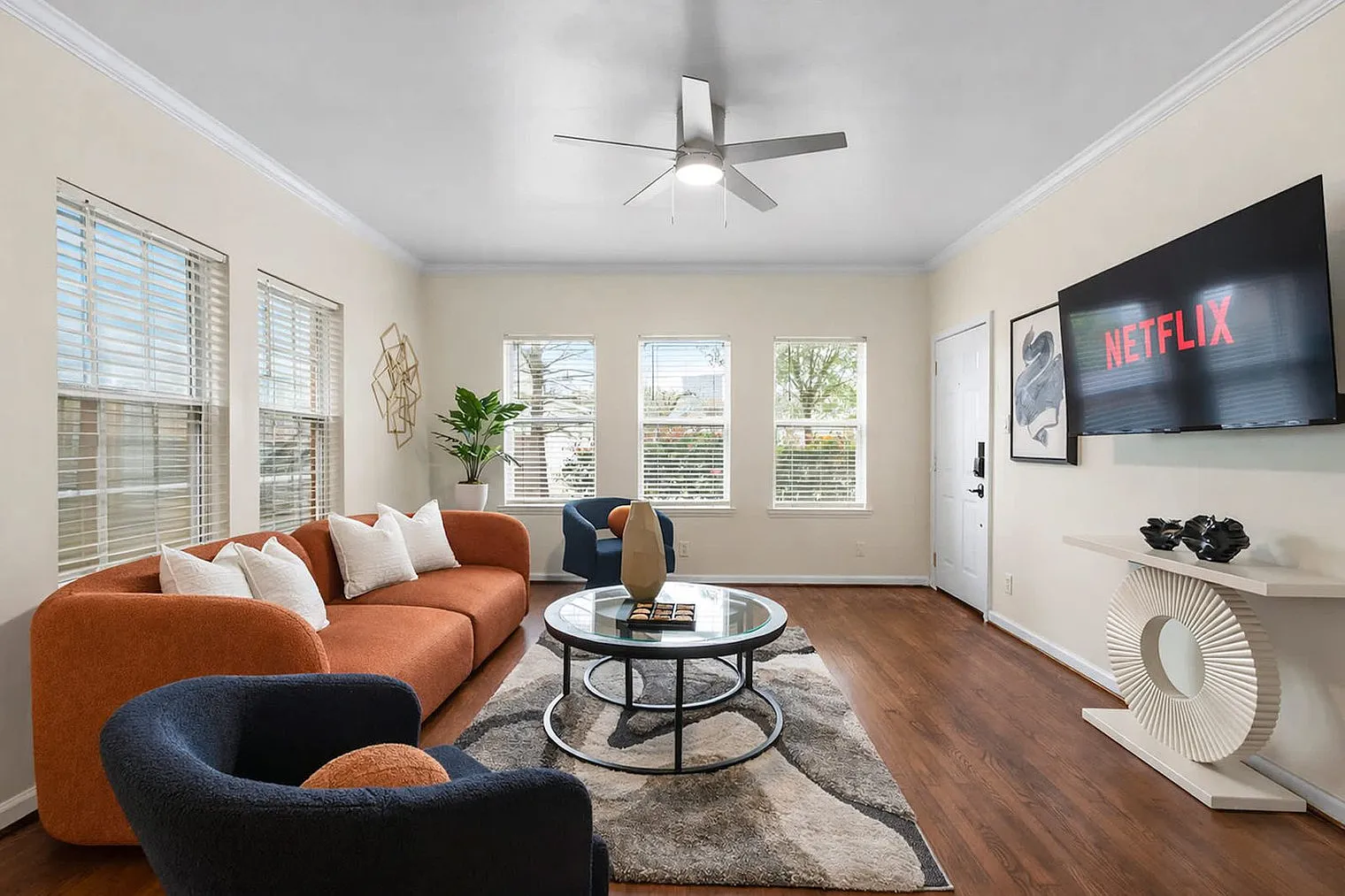 1 bed, 1.0 bath, 1087 sqft, $3,578 — Photo 2
