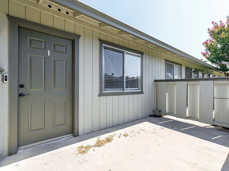 1229 W Roseburg Ave — Photo 16