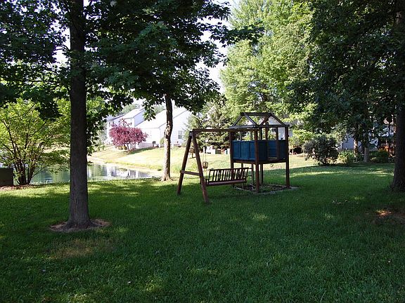 4th image of 437 Maplegrove Dr
