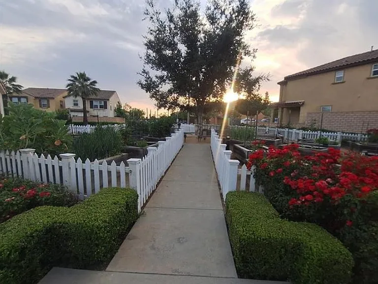 825 Parisa Pl — Photo 23