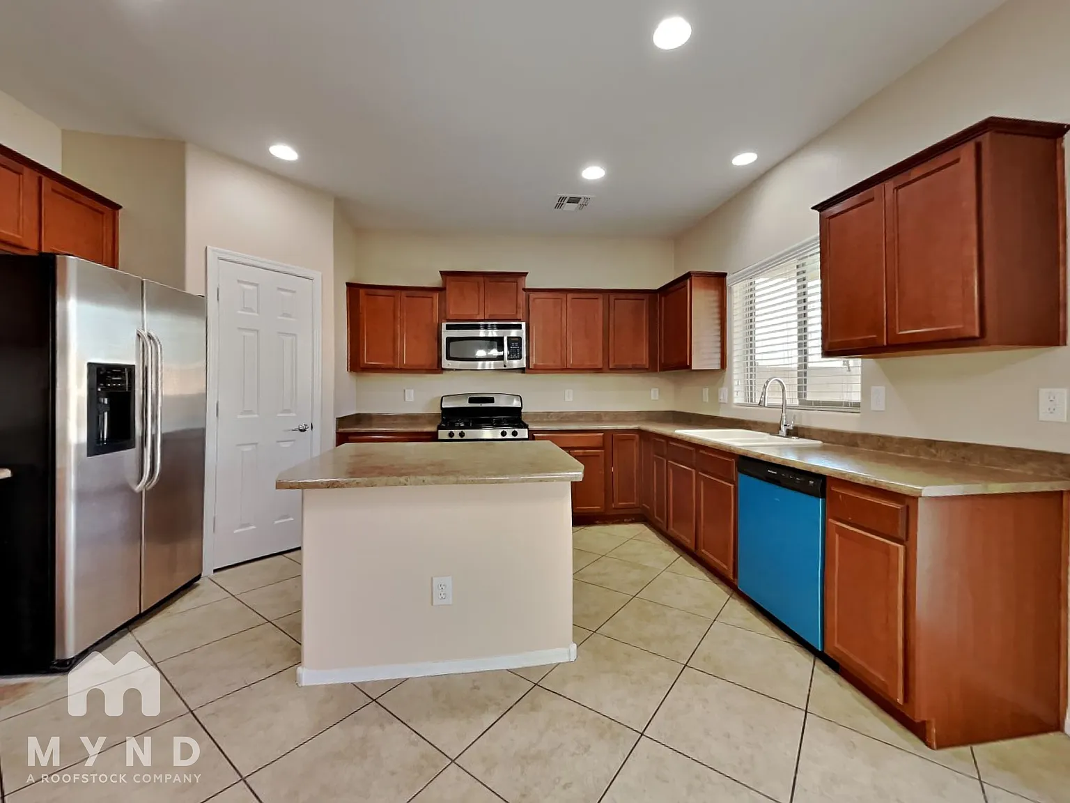 3 bed, 2.5 bath, 2092 sqft, $2,269 — Photo 2