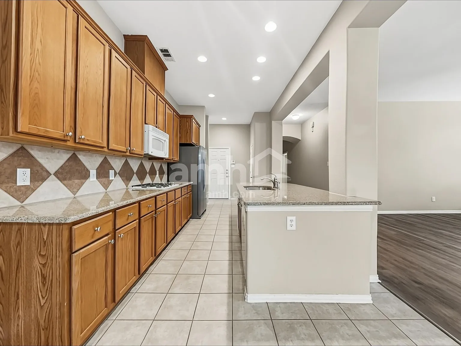 3 bed, 2.0 bath, 2122 sqft, $2,375 — Photo 3