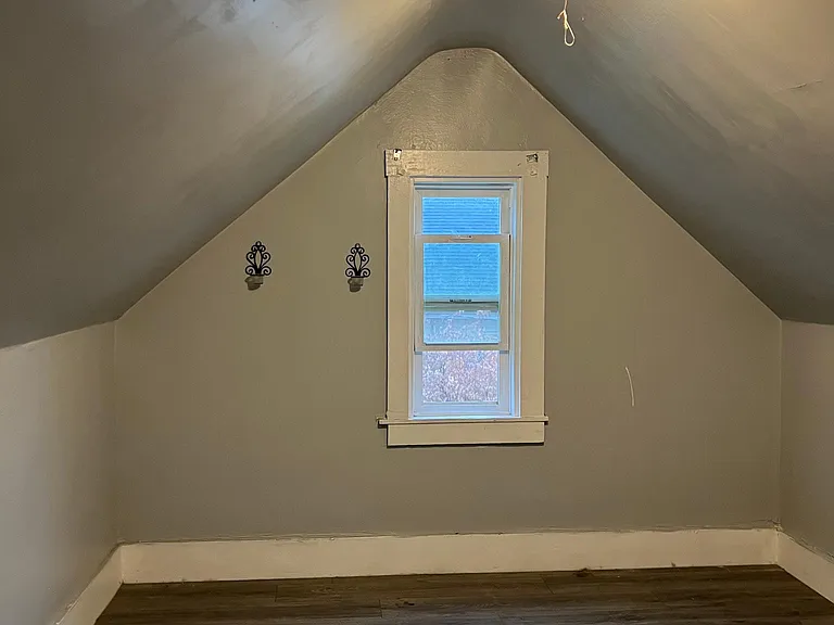 208 E Naches Ave — Photo 2