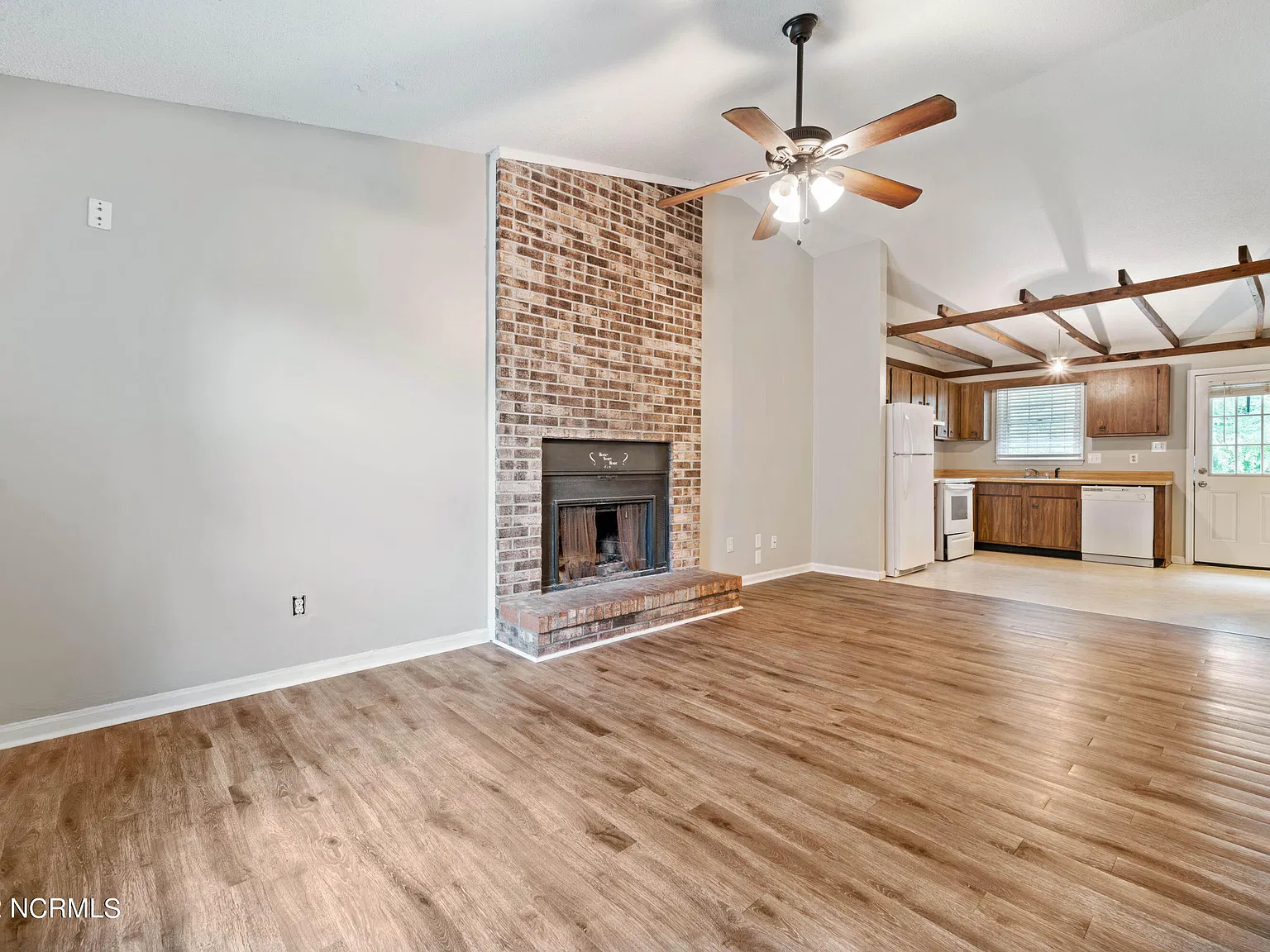 2 bed, 2.0 bath, 1188 sqft, $1,095 — Photo 2