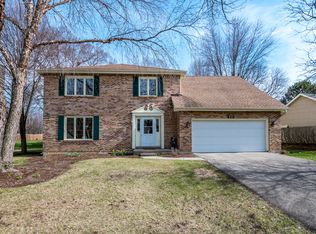 413 Iroquois Ave, Naperville, IL 60563