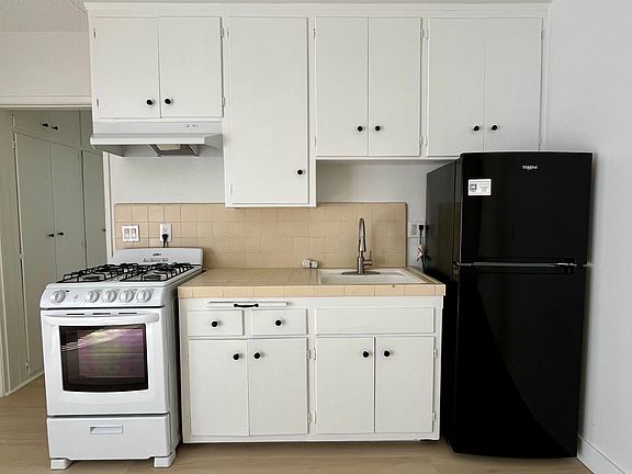 4th image of 16640 Crenshaw Blvd #12