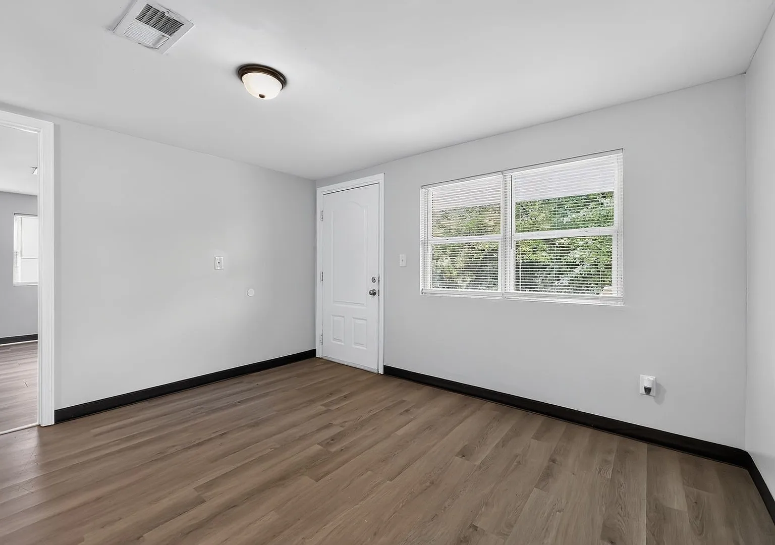 Charming 2-Bedroom End Unit Just 1 Mile from Mercer University — Photo 2