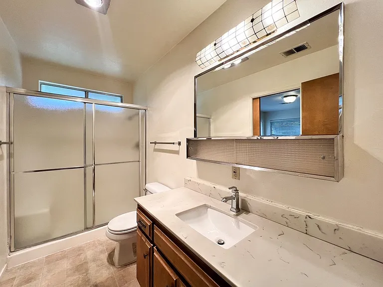 2224-2252 W Clay St — Photo 16