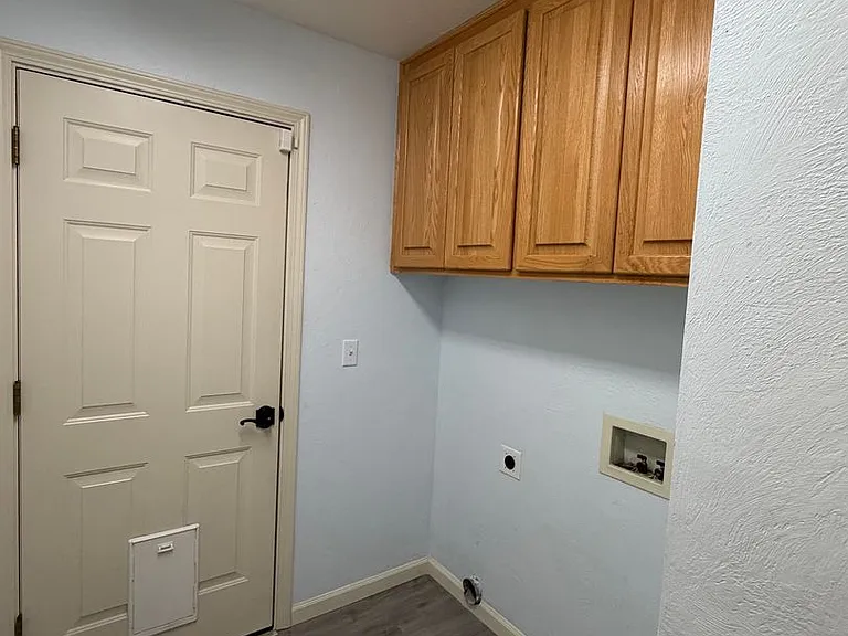 555 Edwards Dr — Photo 20