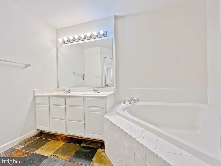 8118 Rainwater Cir — Photo 23