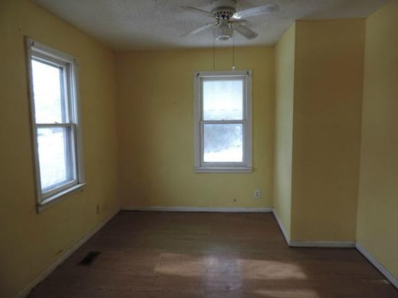 4th image of 447 S Leslie St