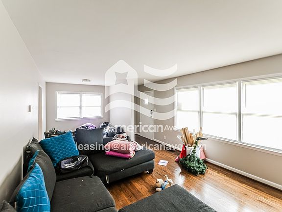 1568836_003_living_room_12856677.jpg